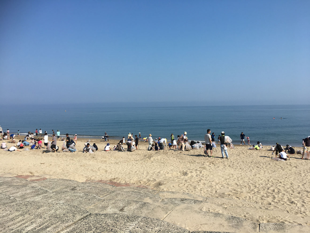 海開き前の町民による清掃