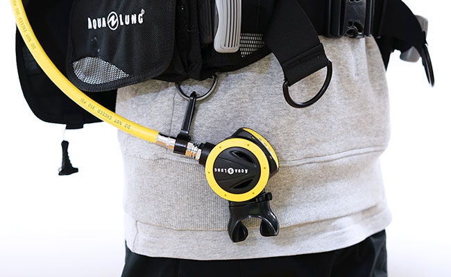 一人二役！自分とバディのどちらも助ける秀逸オクトパス「AQUALUNG オクトパスABS」 | ダイビング  スノーケリング ショップ AQROS